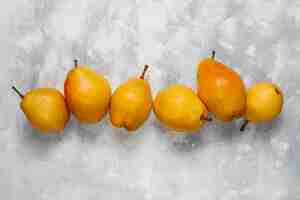 Free photo fresh organic pears on light