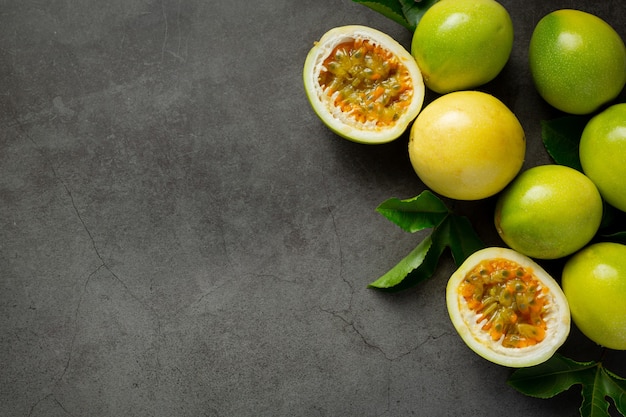 Free photo fresh passion fruits cut in half place on dark floor