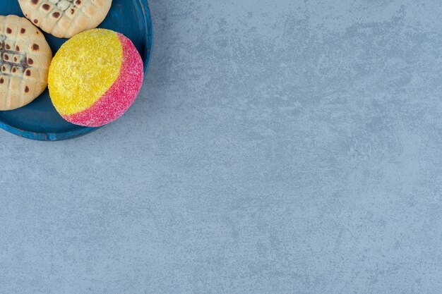 Fresh peach cookie on blue plate over grey.