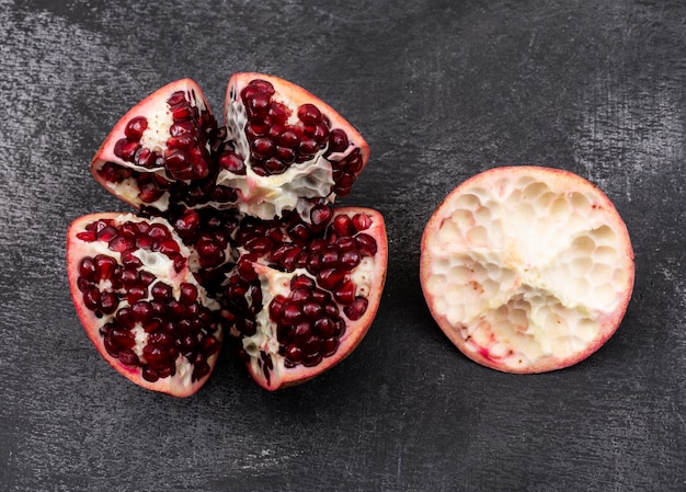 Free photo fresh pomegranate top view on dark surface