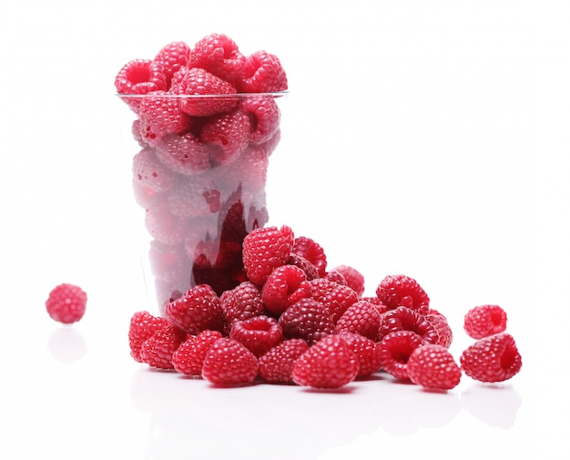 Free photo fresh raspberries in the glass