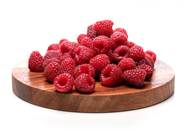 Free photo fresh raspberries on wooden surface