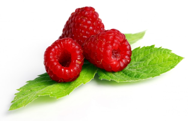 Free photo fresh raspberry with leaves