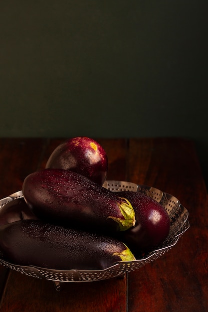 Free photo fresh raw eggplants arrangement