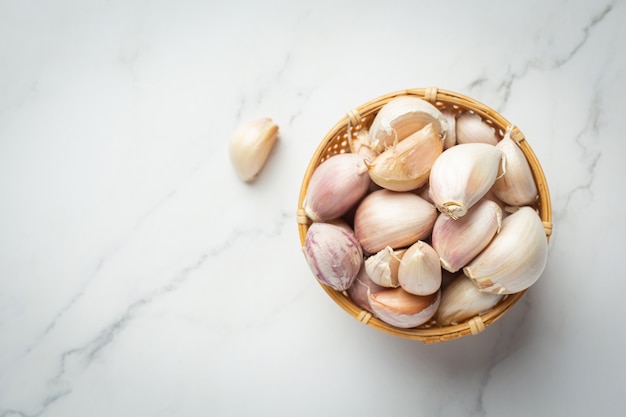 Free Photo fresh raw garlic ready to cook