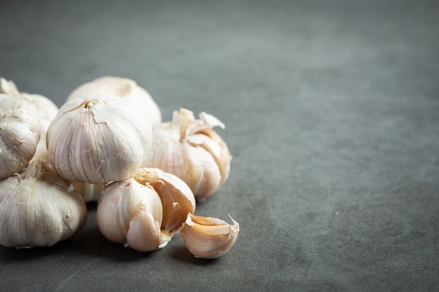 Free photo fresh raw garlic ready to cook