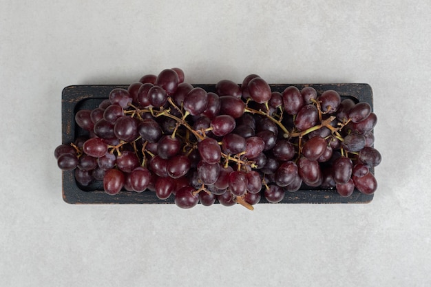 Free photo fresh red grapes on black plate