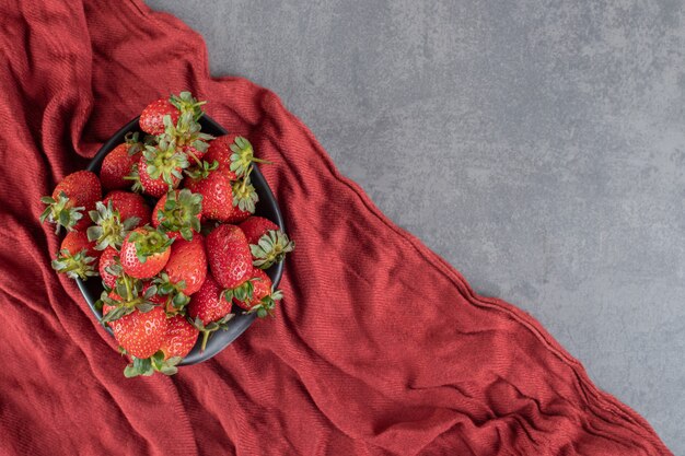 Free photo fresh red strawberries in black bowl. high quality photo