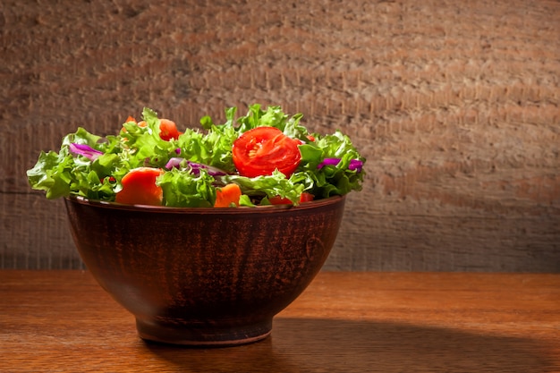 Free photo fresh salade on wooden background