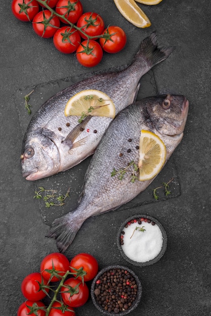 Free photo fresh sea bream fish with cherry tomatoes