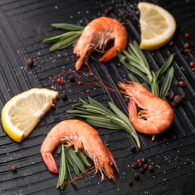 Free photo fresh seafood shrimp with herbs and lemon