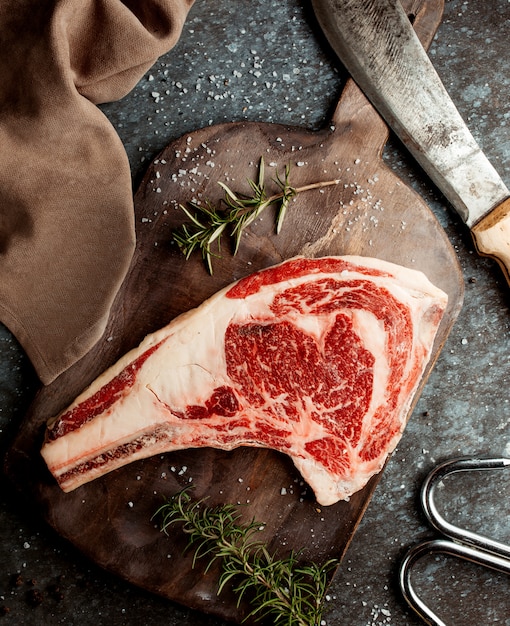 Free Photo fresh steak piece with knife on the table