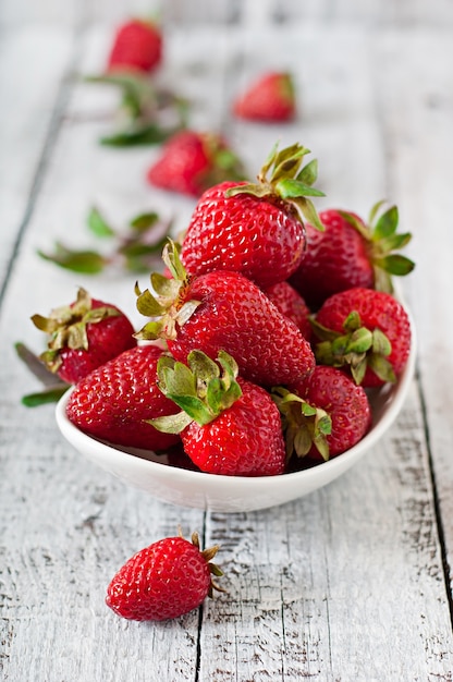 Free photo fresh strawberries in a bowl