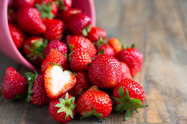 Free photo fresh strawberries on wooden table.