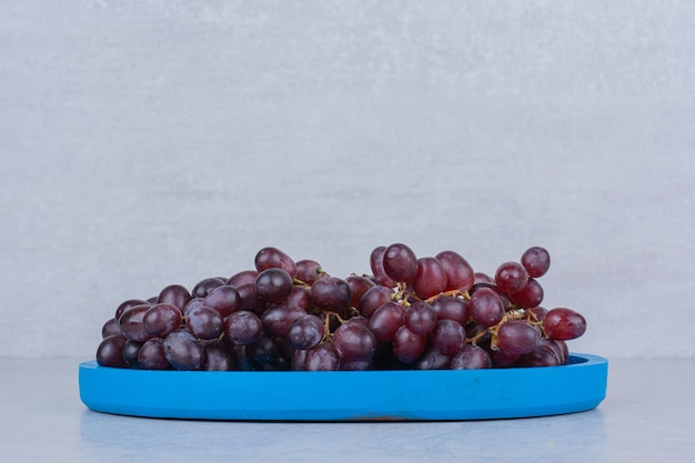 Free photo fresh sweet grapes in blue plate on white background. high quality photo