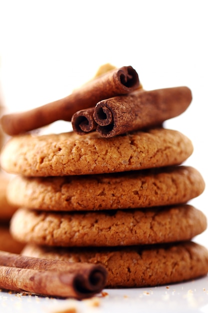 Free photo fresh and tasty oat biscuits with cinnamon sticks