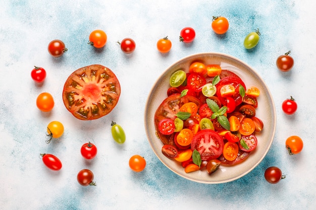 Free photo fresh tomato salad with basil.