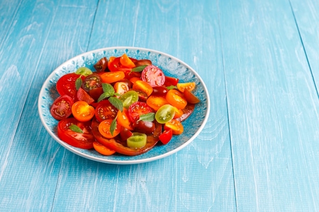 Free photo fresh tomato salad with basil.