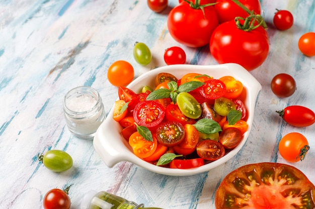 Free photo fresh tomato salad with basil.