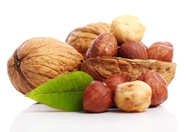 Free photo fresh walnut with leavess and hazelnuts