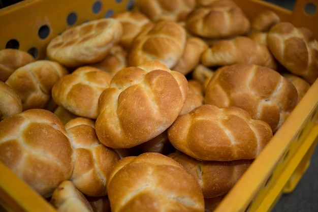 Free photo freshly baked buns in basket