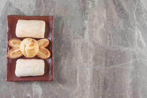 Free photo freshly baked cookies on a platter on marble.