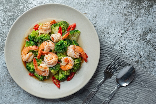 Free photo fried broccoli with garlic and shrimp, thai food.