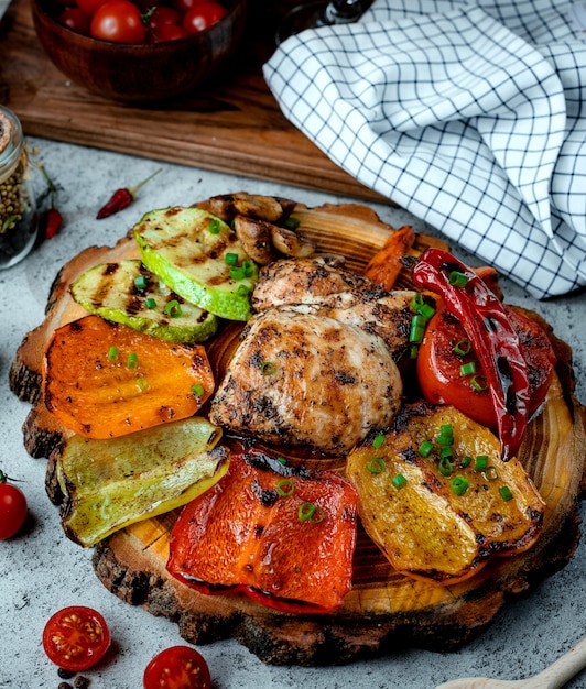 Free photo fried chicken breast with vegetables