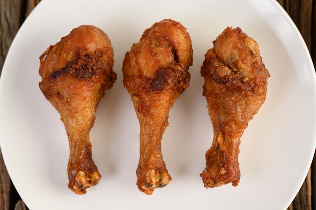 Free photo fried chicken legs on a white plate