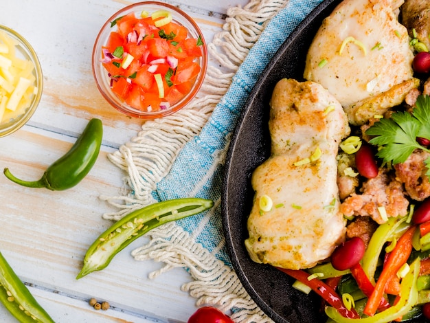 Free Photo fried chicken slab with vegetables and salsa 