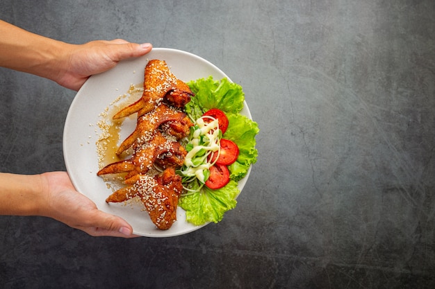 Free photo fried chicken wings with fish sauce and sweet fish sauce.