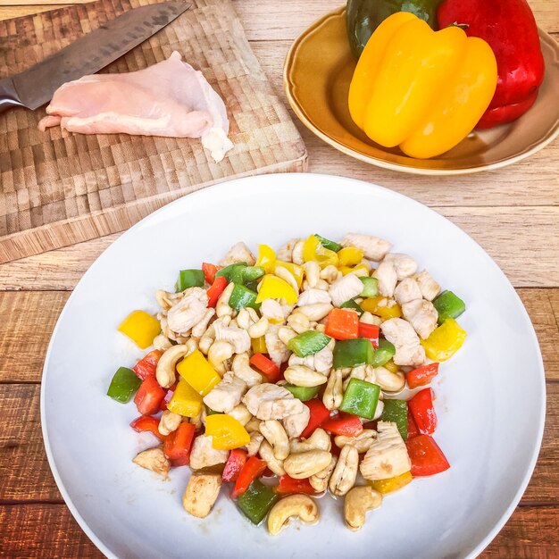 Fried chicken with cashew nuts and bell pepper