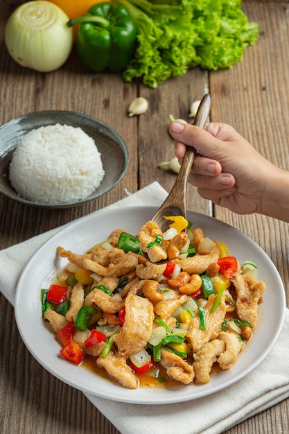 Free Photo fried chicken with cashew nuts thai food.