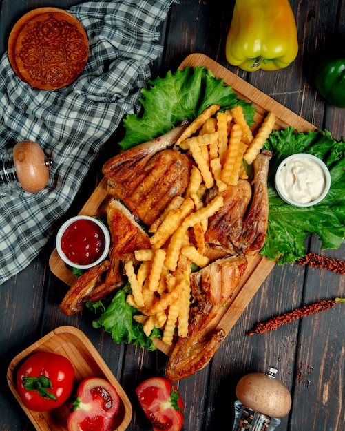 Free photo fried chicken with french fries, ketchup, mayonnaise, and lettuce