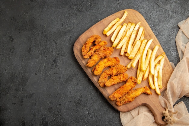 Free photo fried chicken with fried potatoes