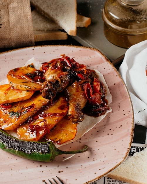 Free photo fried chicken with potato in the plate