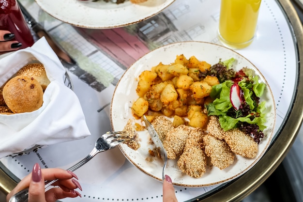 Free photo fried chicken with potato, radish, lettuce and buns