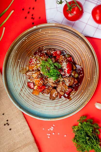 Fried chicken with vegetables in sauce