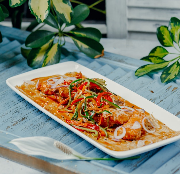 Free photo fried chicken with vegetables on the table