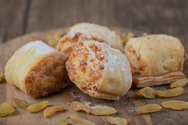 Fried cookie rolls with raisin and sweet stuffings.