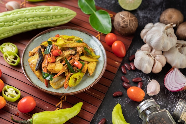 Fried crab with curry powder in a plate with bell peppers and tomatoes.