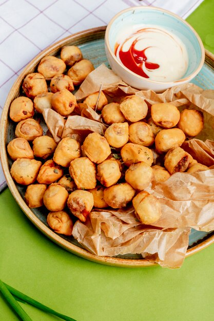 Fried dushbara served with sauce