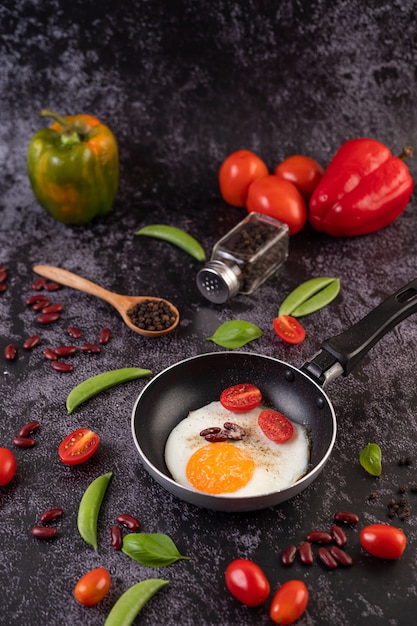 Free photo fried egg in a frying pan.