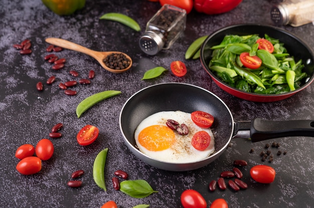 Free photo fried egg in a frying pan.