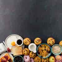 Free photo fried egg and muesli for breakfast