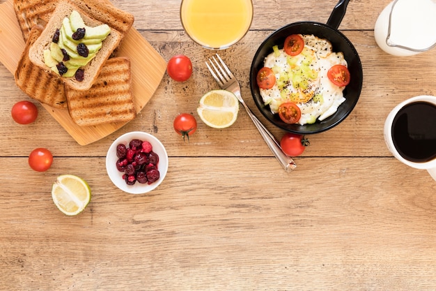 Free photo fried egg in pan with toast and tomatoes