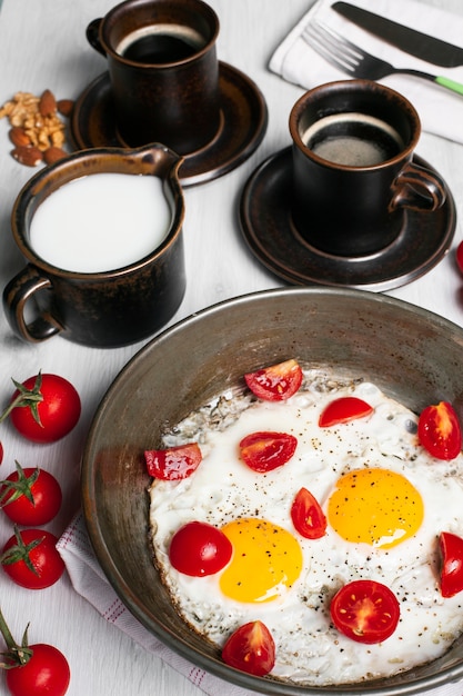 Free photo fried eggs with tomatoes and coffees