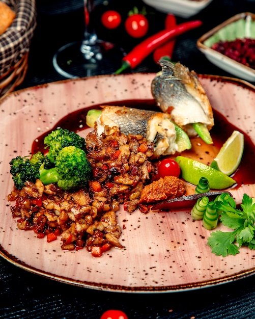 Free photo fried fish and meat with vegetables on the table