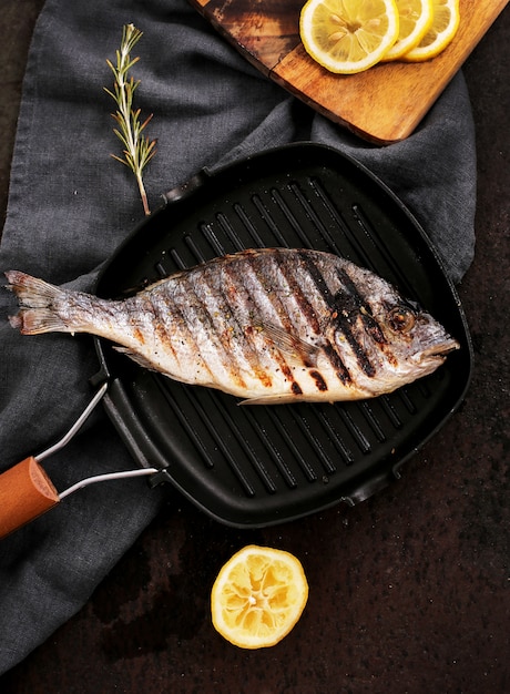 Free photo fried fish with rosemary and lemon