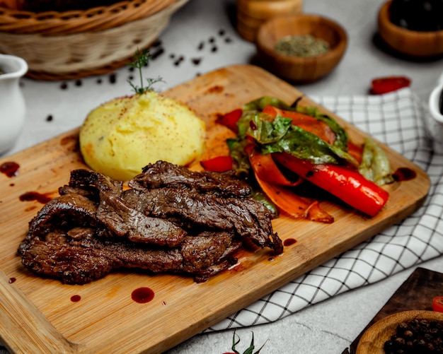 Fried meat and potato mash with vegetables